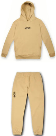 Donna che indossa una tuta beige in cotone Made in Italy, taglio moderno, traspirante, perfetta per il tempo libero