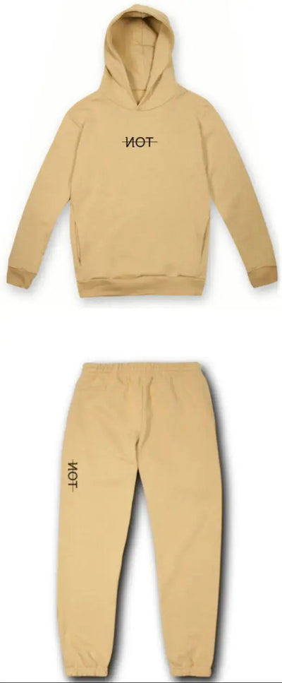 Donna che indossa una tuta beige in cotone Made in Italy, taglio moderno, traspirante, perfetta per il tempo libero