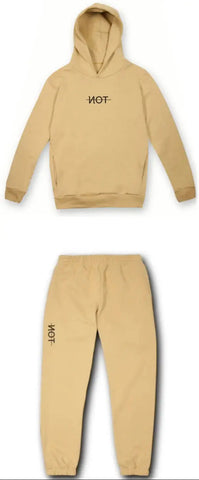 Donna che indossa una tuta beige in cotone Made in Italy, taglio moderno, traspirante, perfetta per il tempo libero